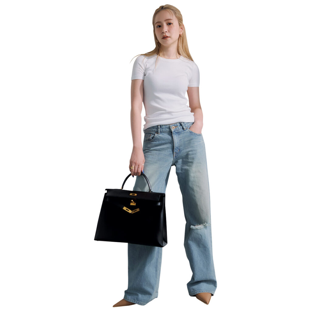 白Tとデニムのコーデ