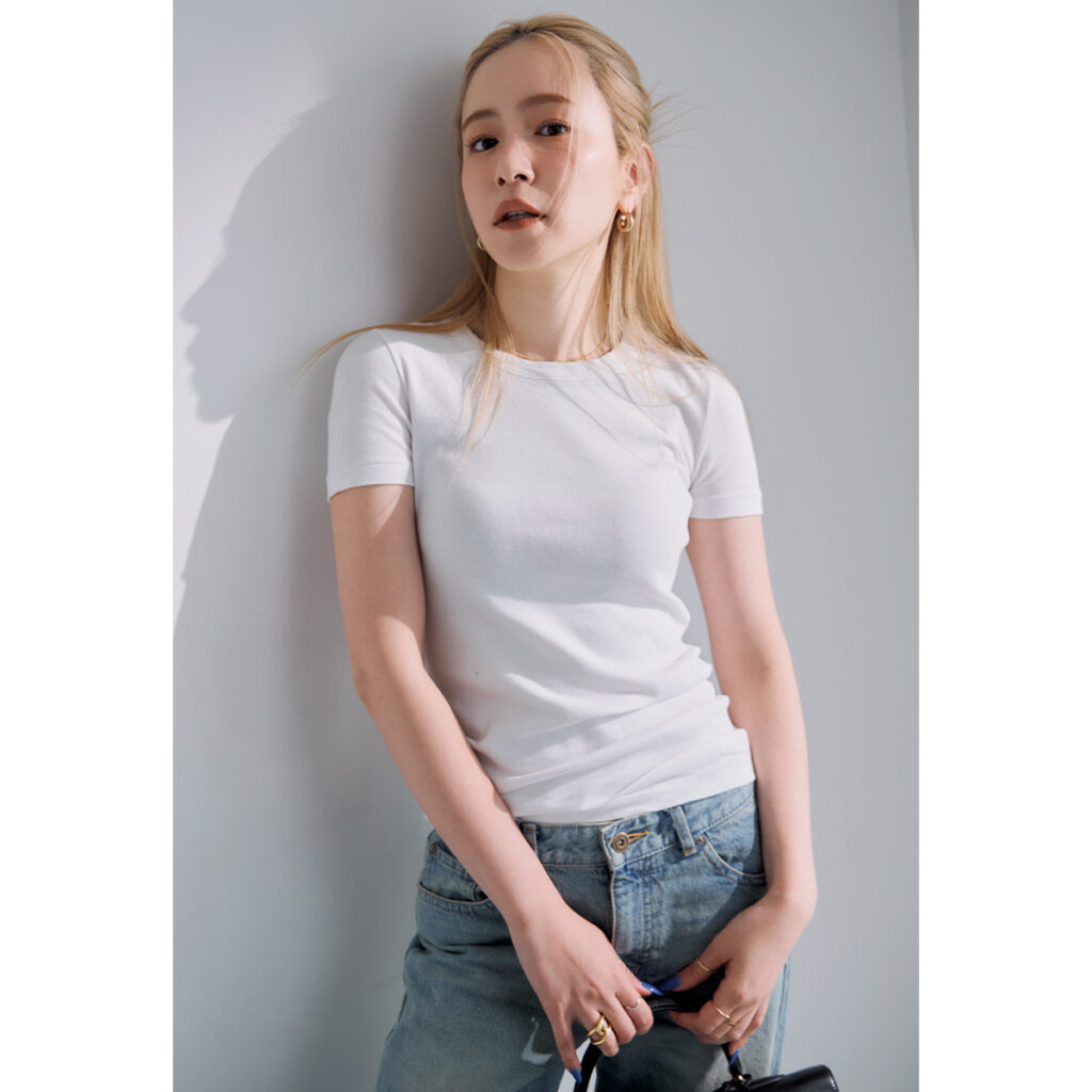 白Tとデニムのコーデ