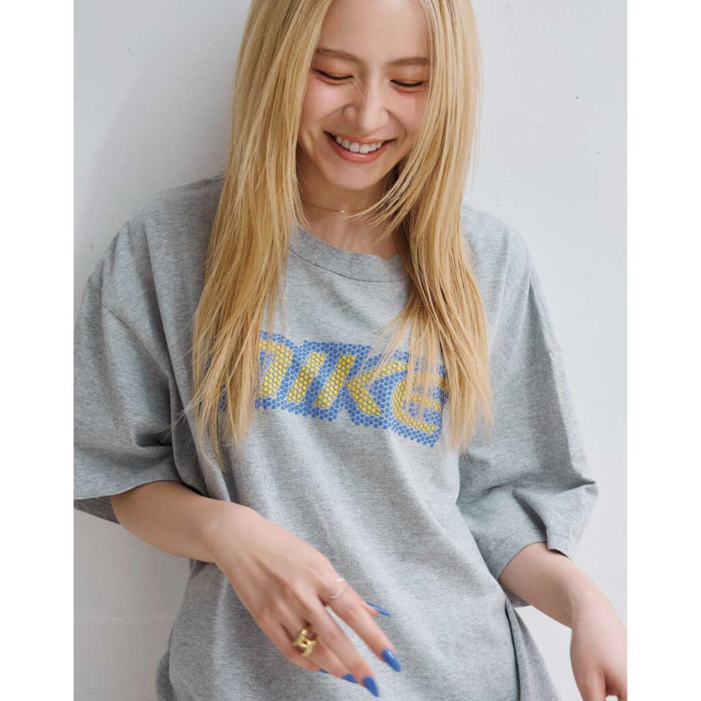 ロゴTにミニスカのコーデ