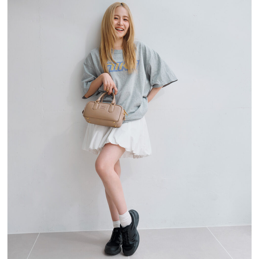 ロゴTにミニスカのコーデ