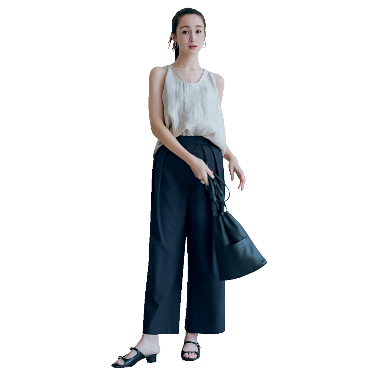 サテントップスとネイビーパンツのコーデ