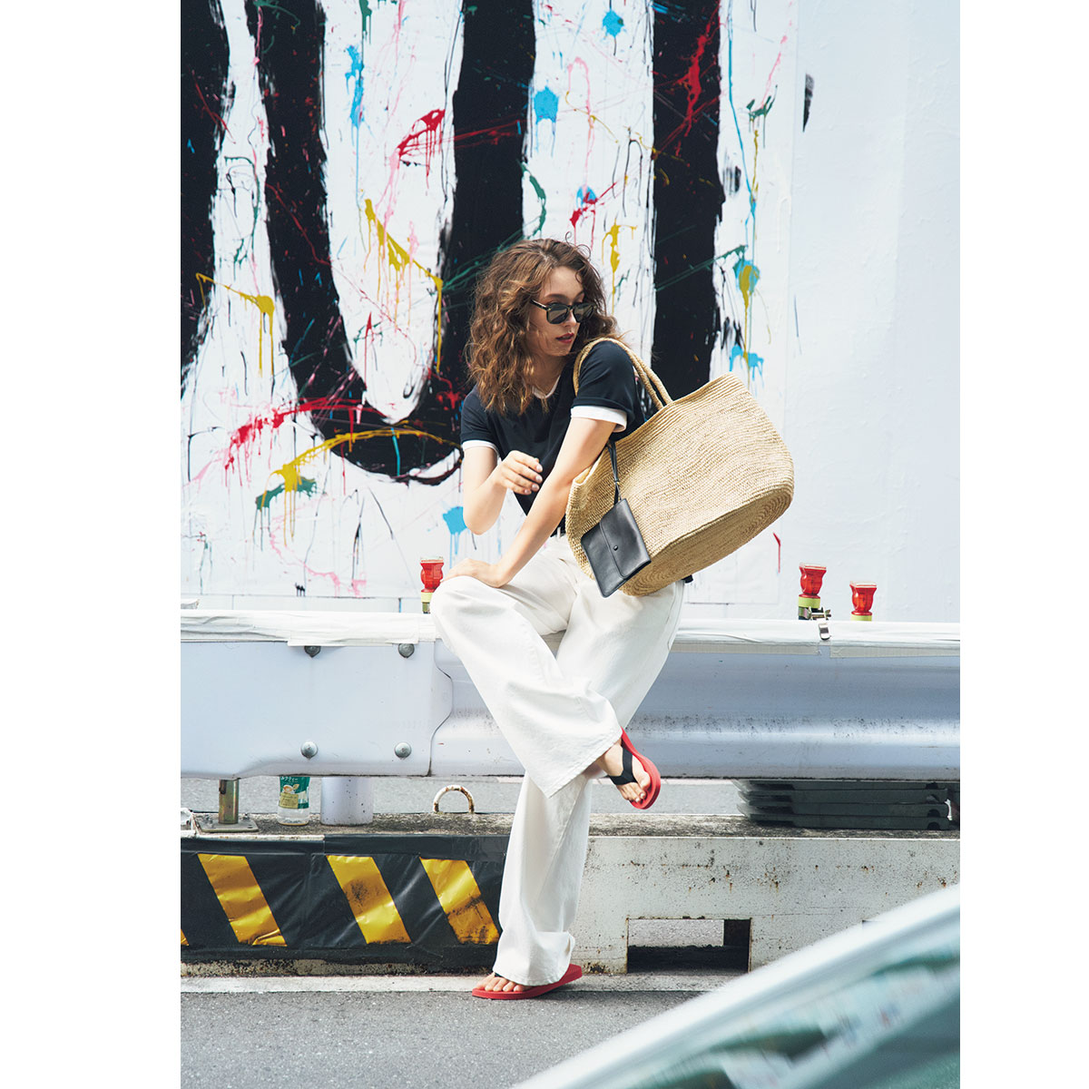 Tシャツ×デニムにTHE ROWのビーサンのコーデ