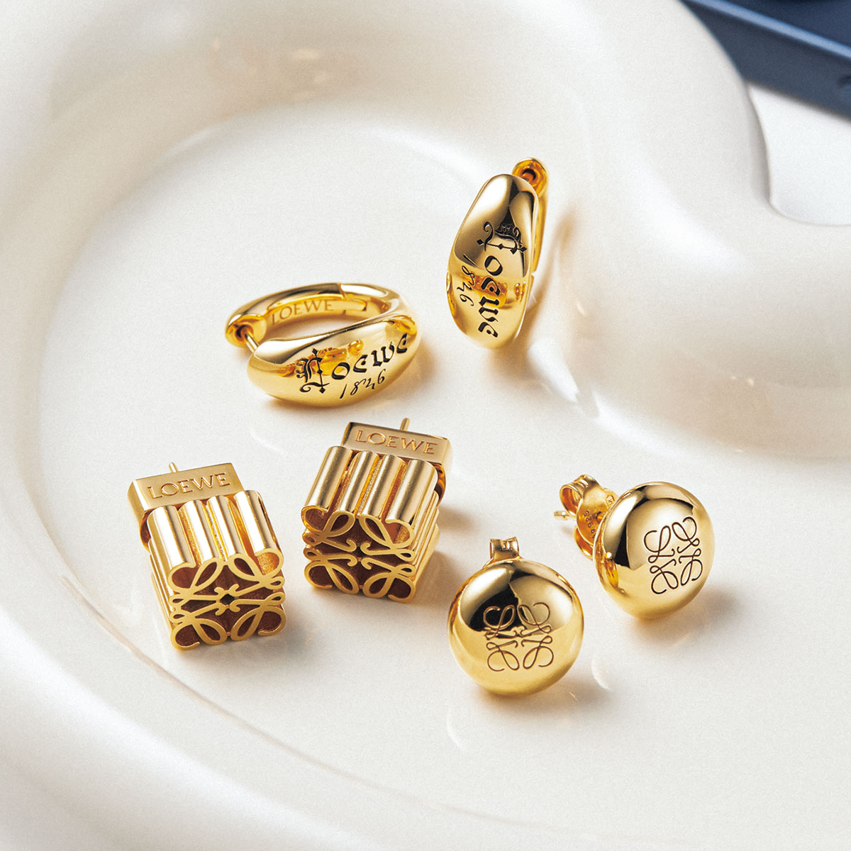美品【ロエベ】ロゴレター シンギングピアス ロエベ】のジュエリーに熱視線！狙い目は“ロゴ”使いが際立つ