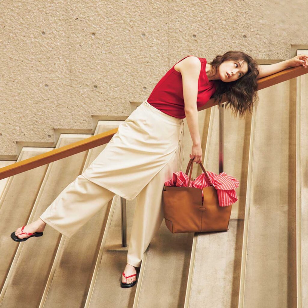 サンダルと大きめレザートートのコーデ