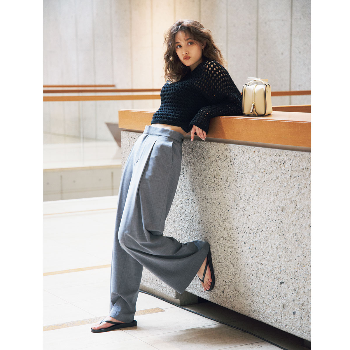 ワイドパンツとビーサンのコーデ