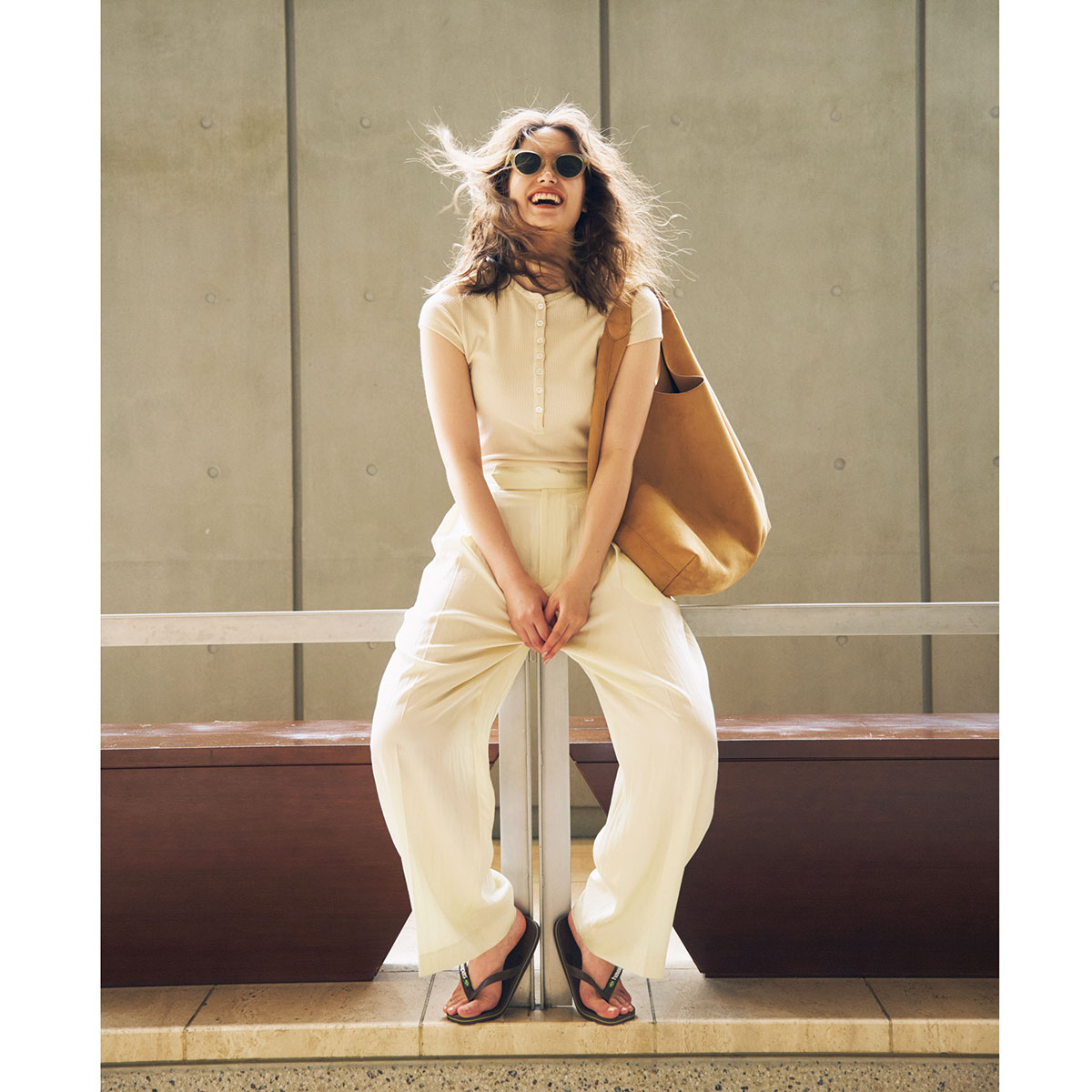 ルーズな白スラックスにブラウンのビーサンのコーデ