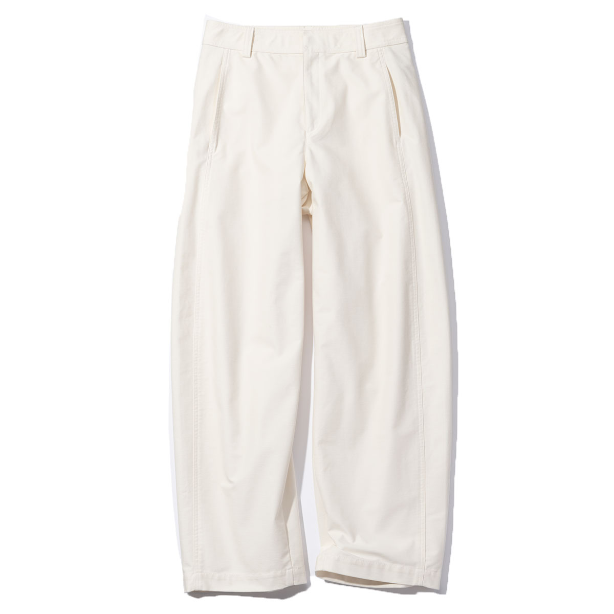 ユニクロの白バレルレッグパンツ