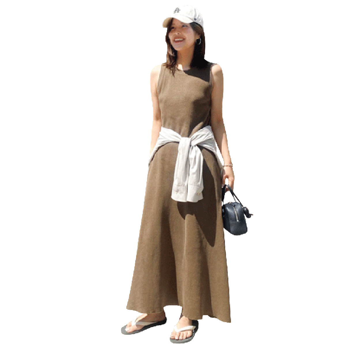 カーキのマキシ丈ワンピに艶シャツの腰巻きにキャップとビーサンの街コーデ