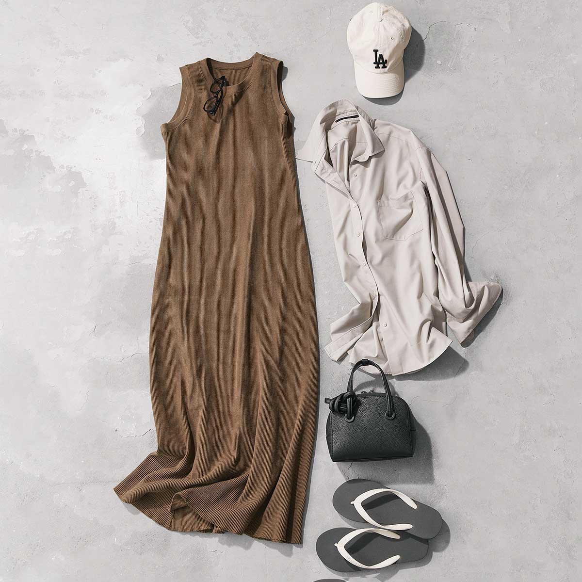 カーキのマキシ丈ワンピと艶シャツとビーサンの街コーデ