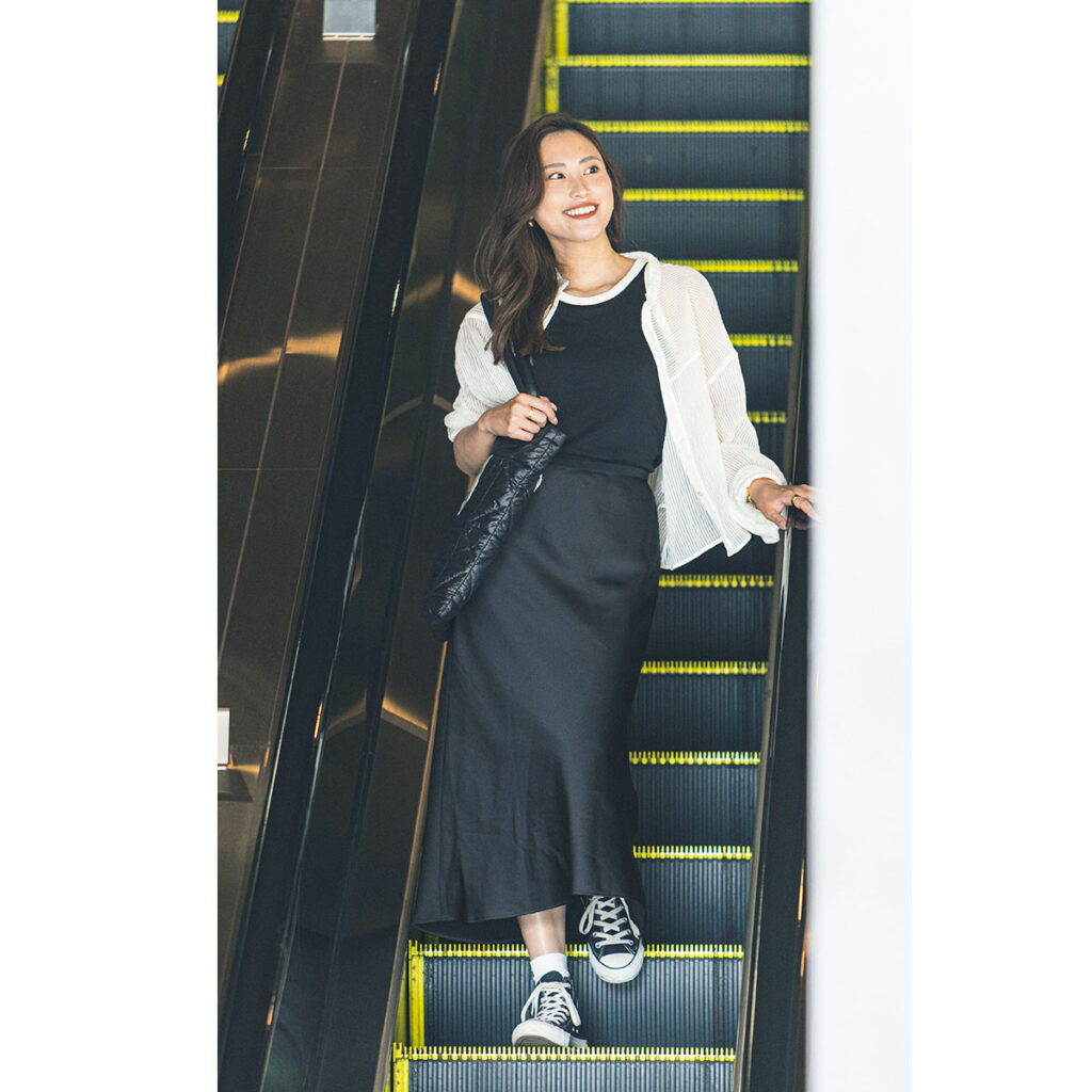 サテンスカートと透け感トップスのコーデ