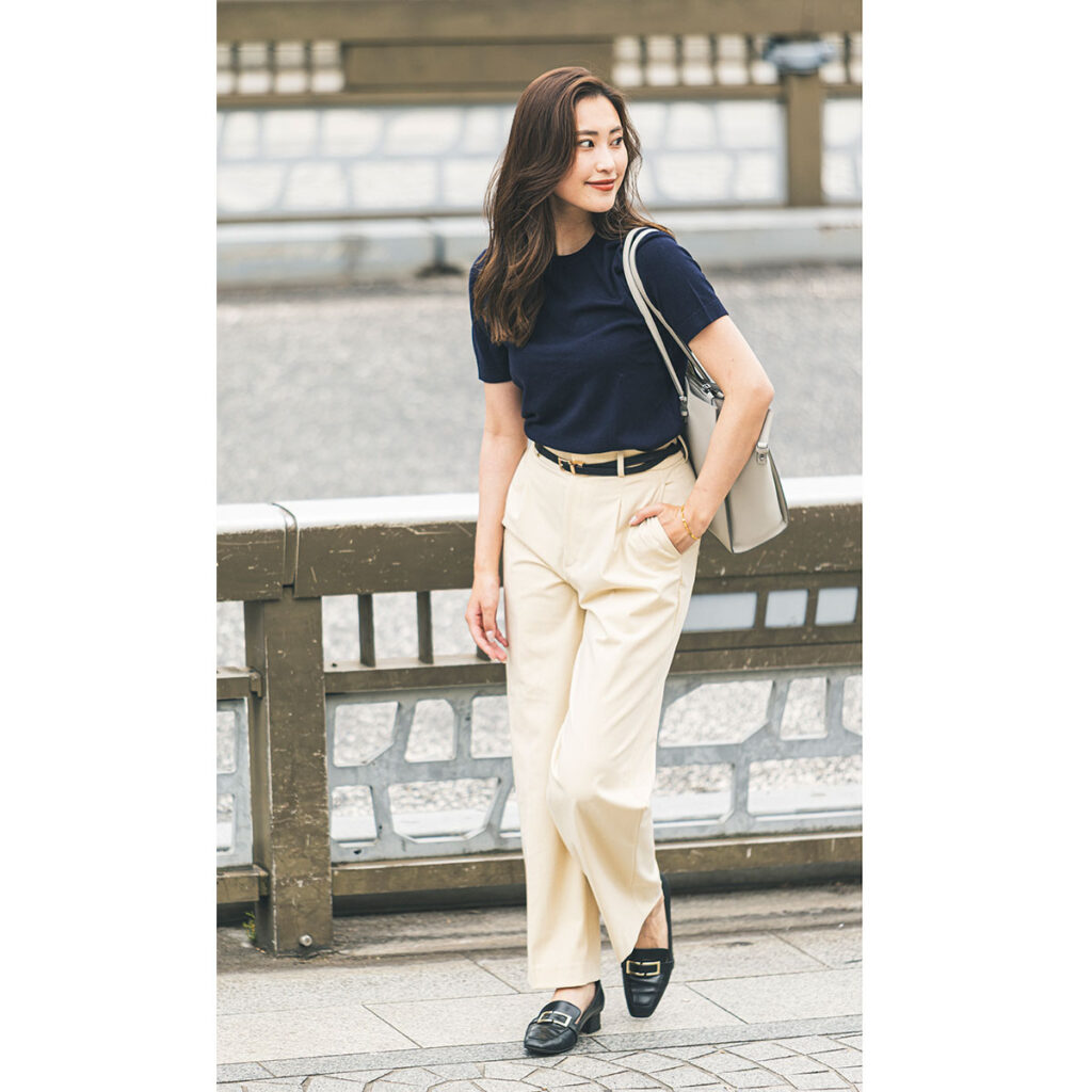 ネイビーのサマーセーターとホワイトパンツのオフィスコーデ