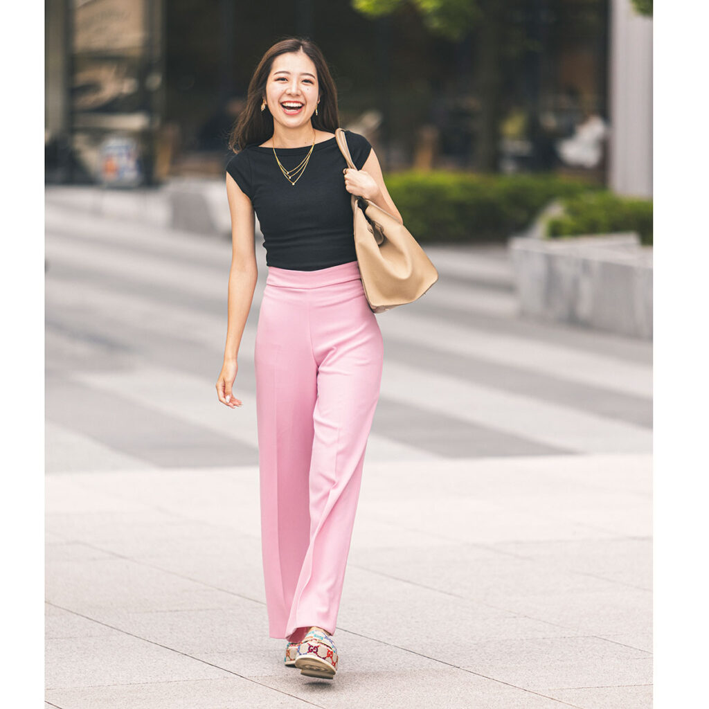 黒Tにカラーパンツのコーデ