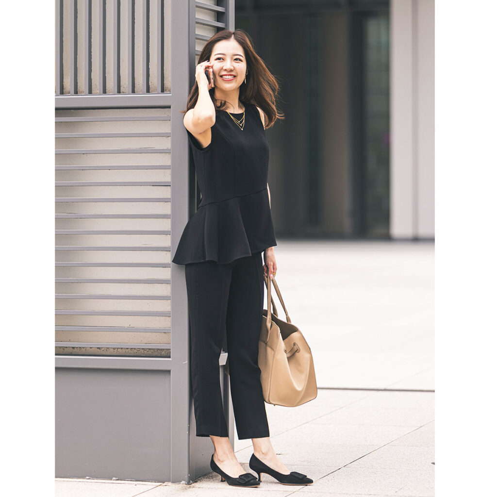 オールブラックの通勤コーデ