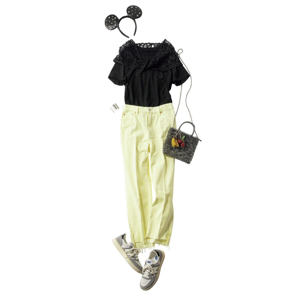 黒Tとカラーパンツのディズニーコーデ