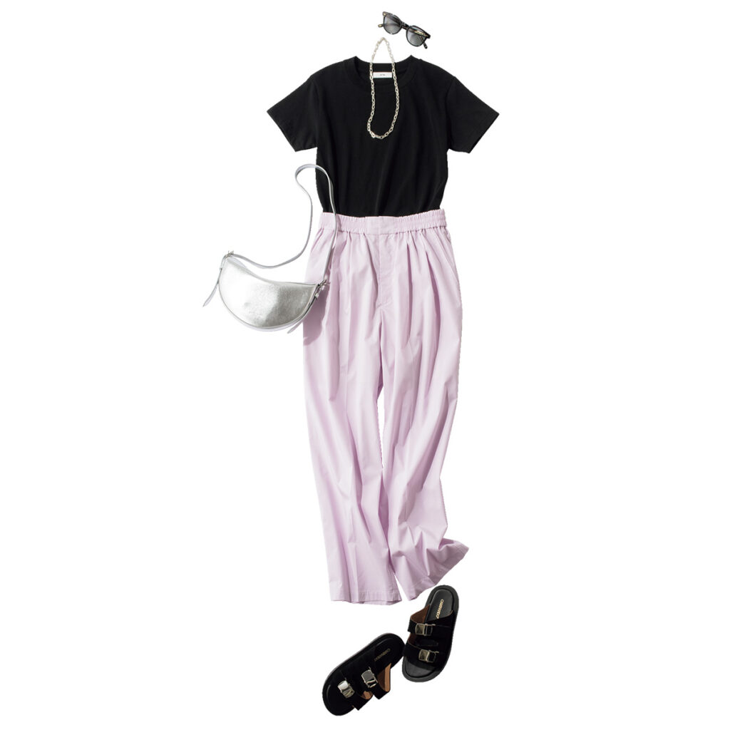 黒Tとラベンダーカラーパンツのコーデ