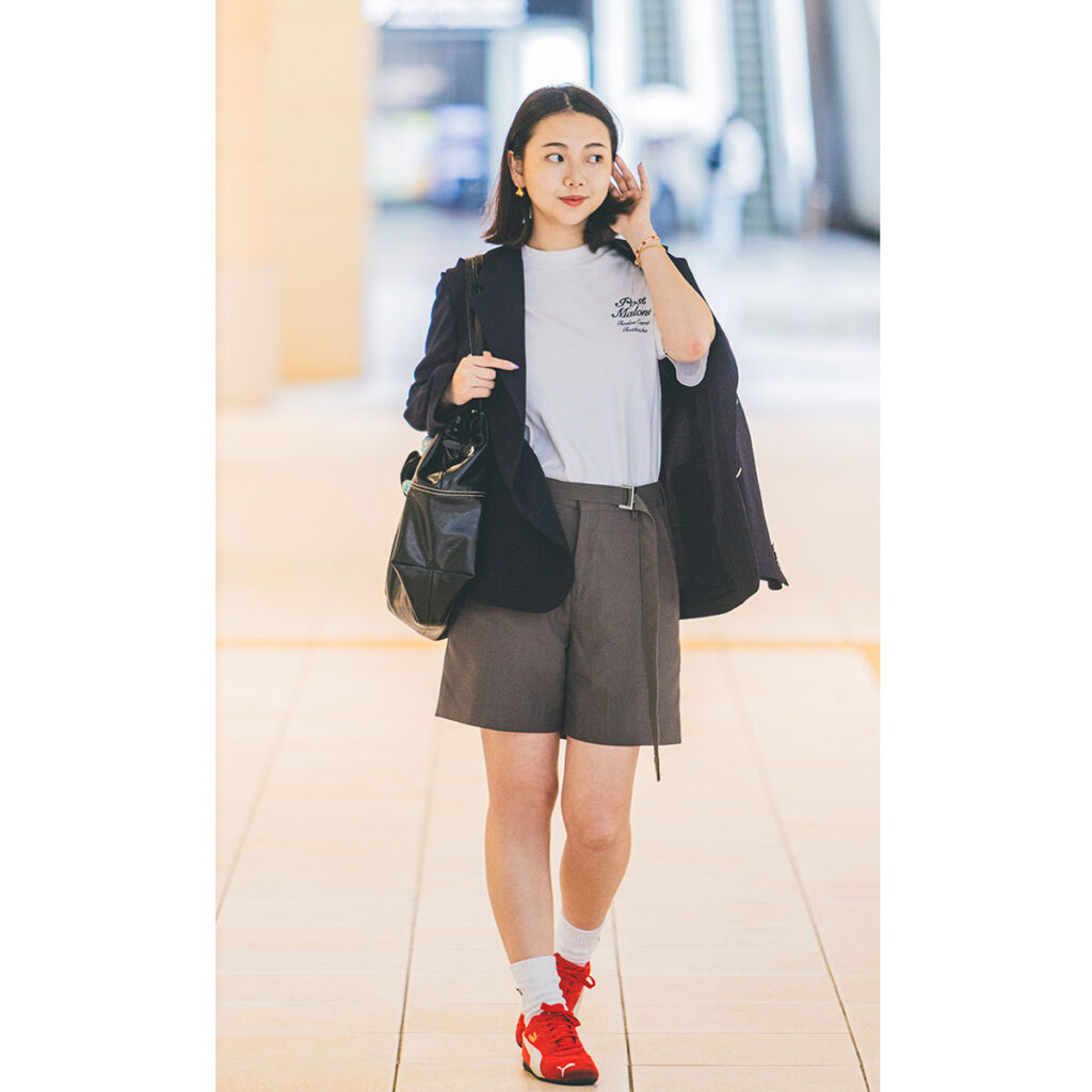 Tシャツにジャケットとハーフパンツのコーデ