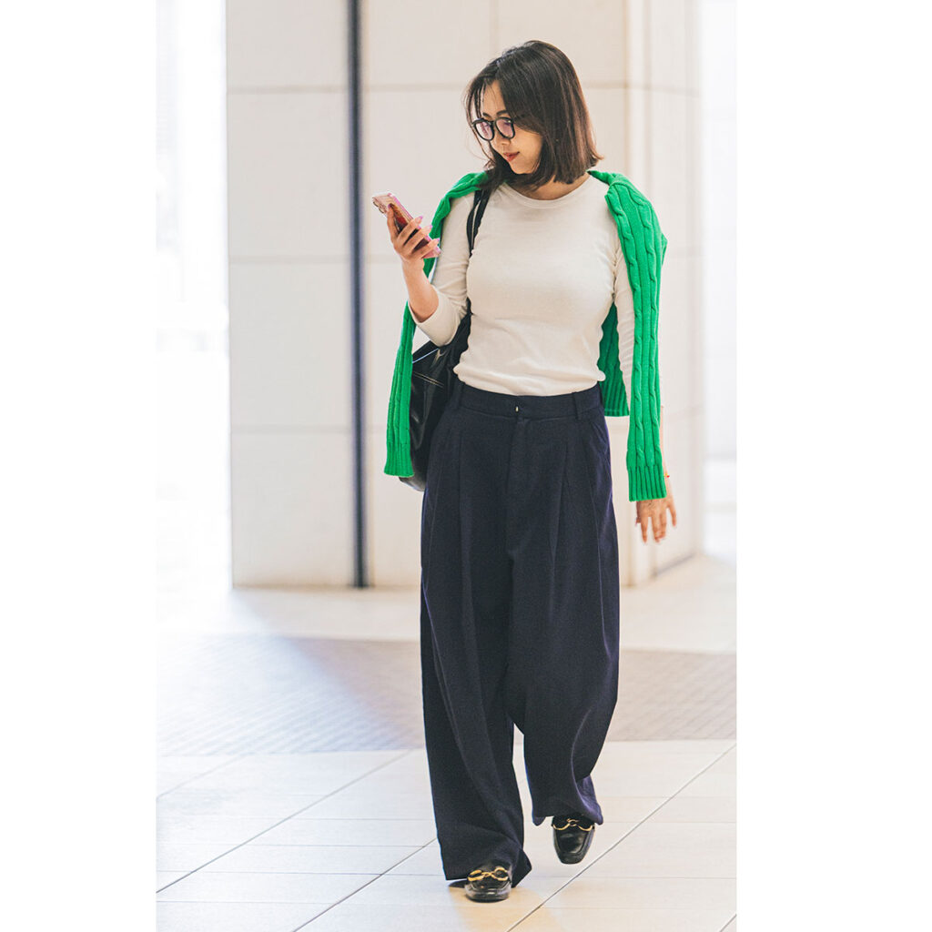 ピタッとロンTにグリーンカーディガンの肩掛けコーデ