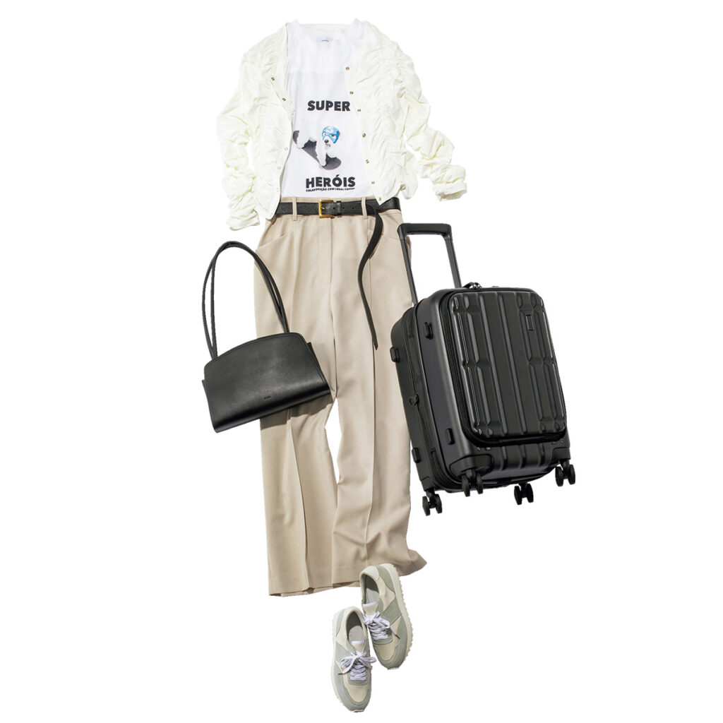 Tシャツとワイドパンツにスニーカーのコーデ