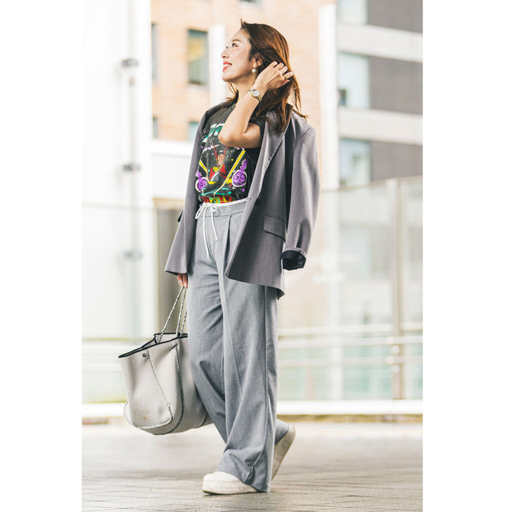 Tシャツにジャケットとワイドパンツのコーデ