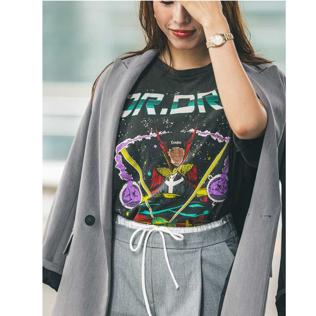 Tシャツにジャケットとワイドパンツのコーデ