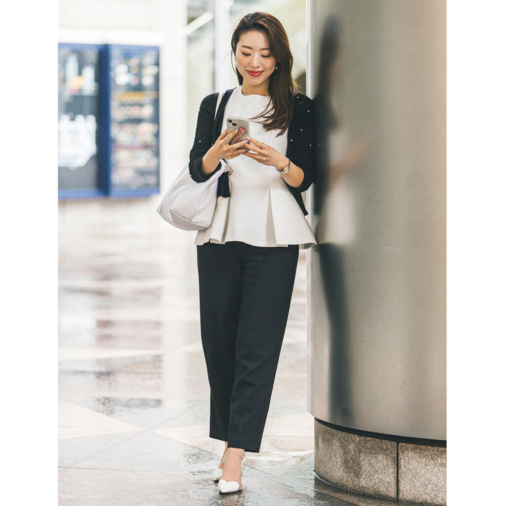 モノトーンの通勤服
