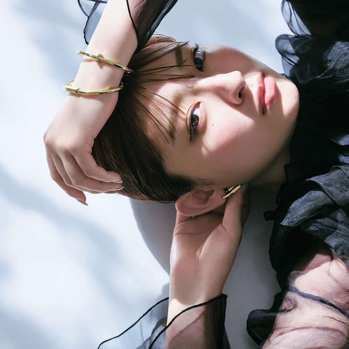 ティファニーのブレスレットとイヤリングをつけた女性