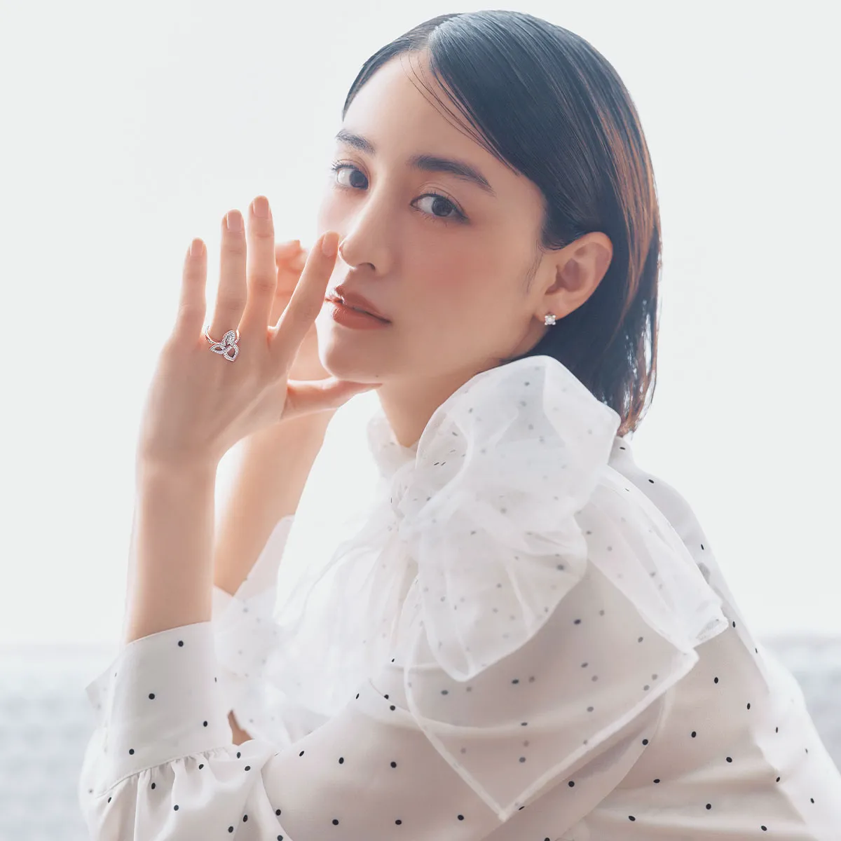 ハリー・ウィンストンのリング「リリークラスター」を薬指につけている山本美月さん。