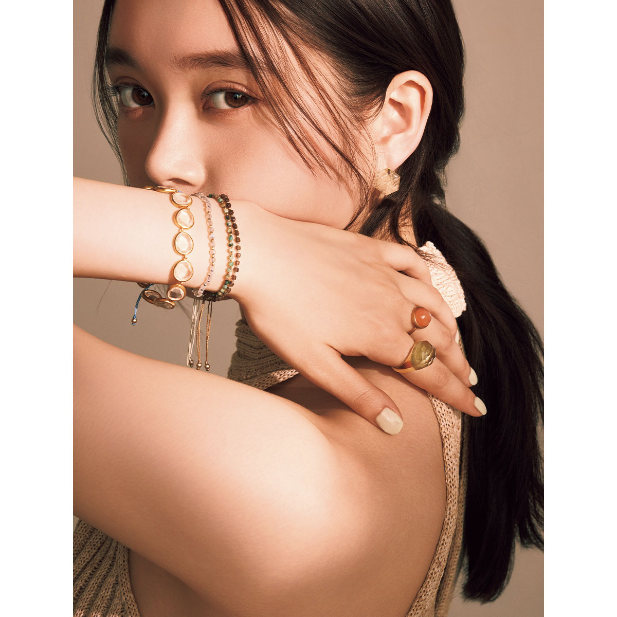 ボリュームリングと繊細なブレスレット