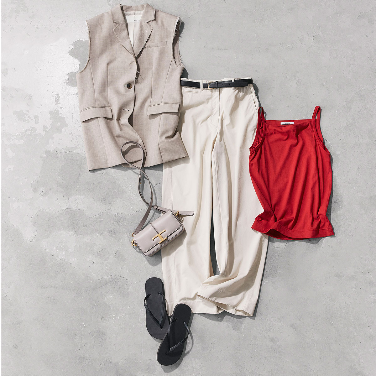 赤インナーにジレとチノパンとサンダルのコーデ