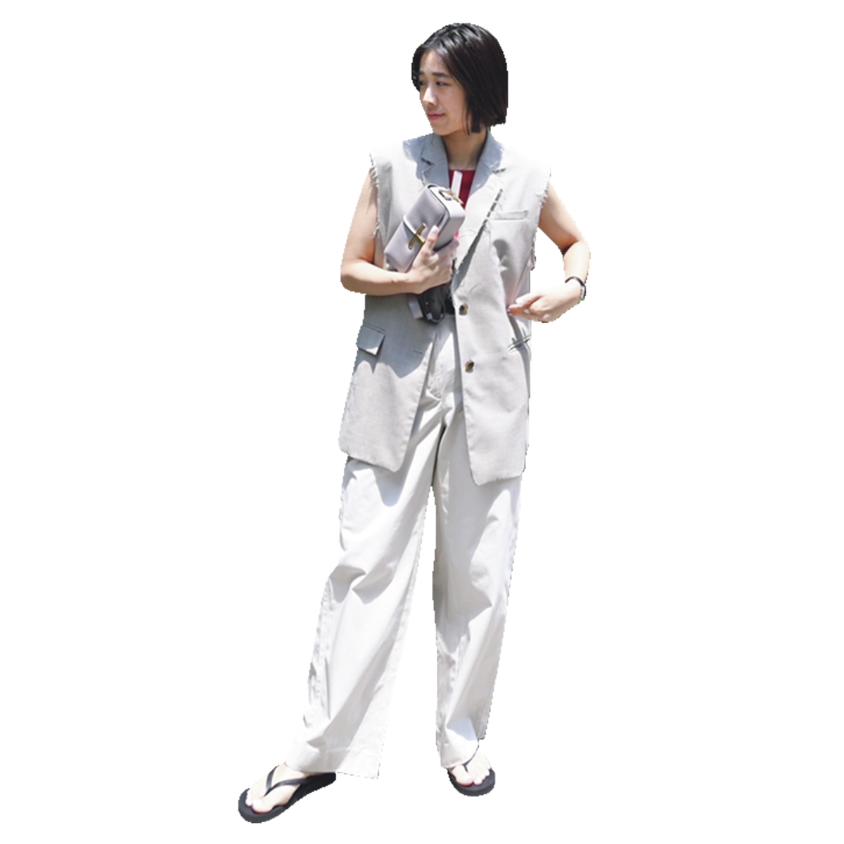 赤インナーにジレとチノパンとサンダルのコーデ