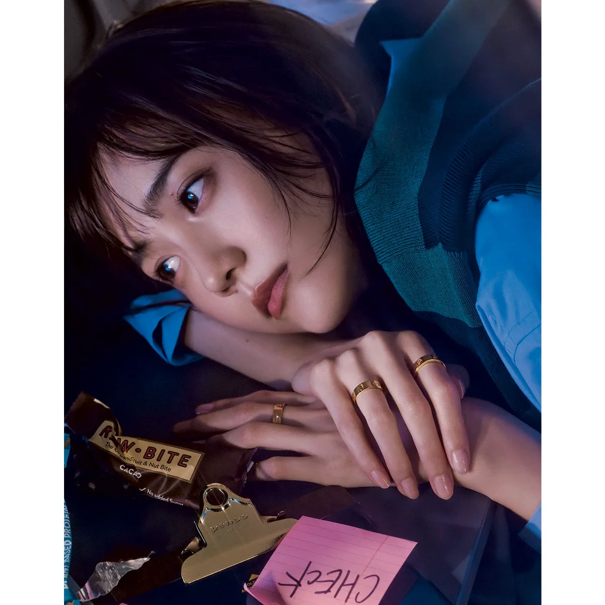 CartierのLOVEリングを身につけた女性