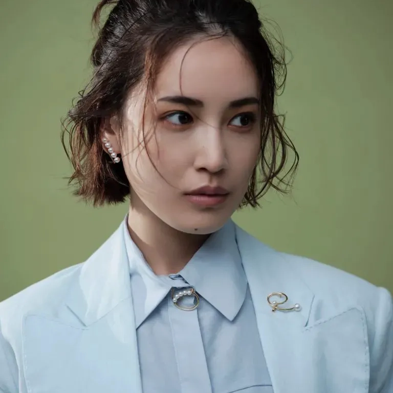 TASAKIのパールジュエリーをつけた女性