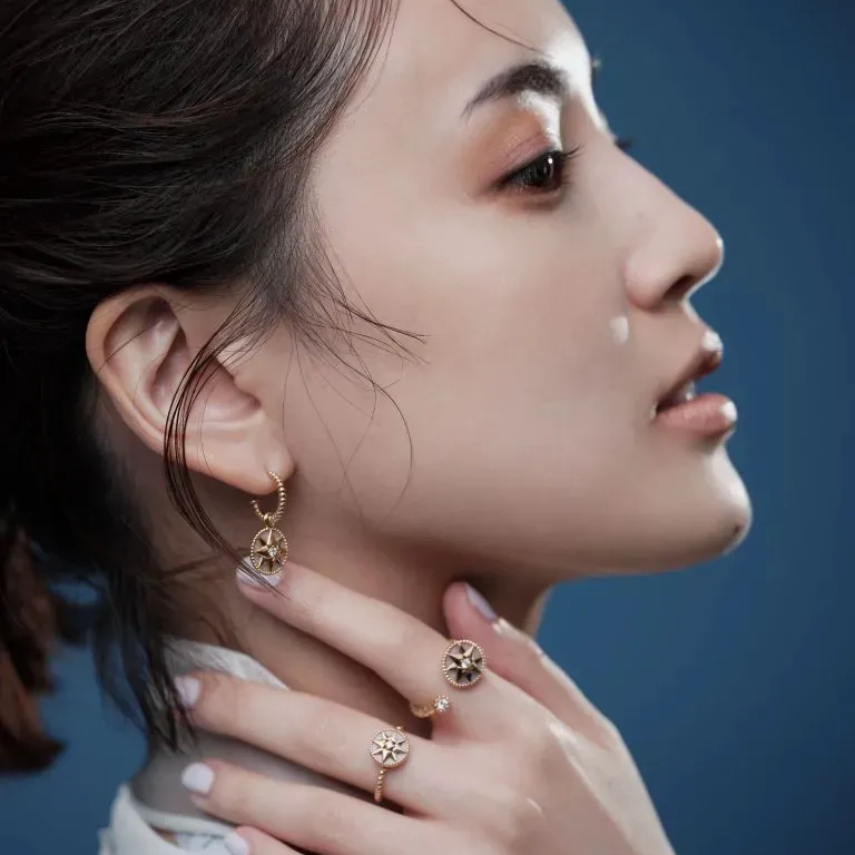 DIORのイヤリングとリングをつけた女性