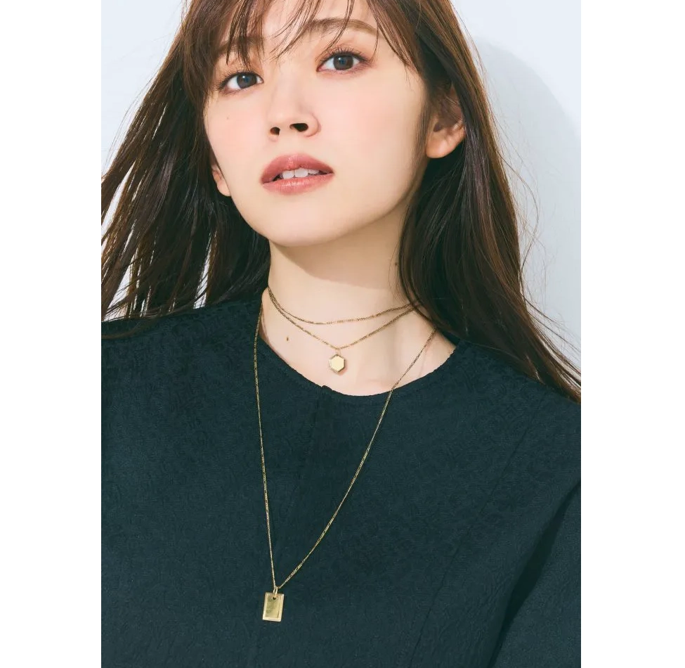 MARIA BLACKのジュエリーをつけた女性