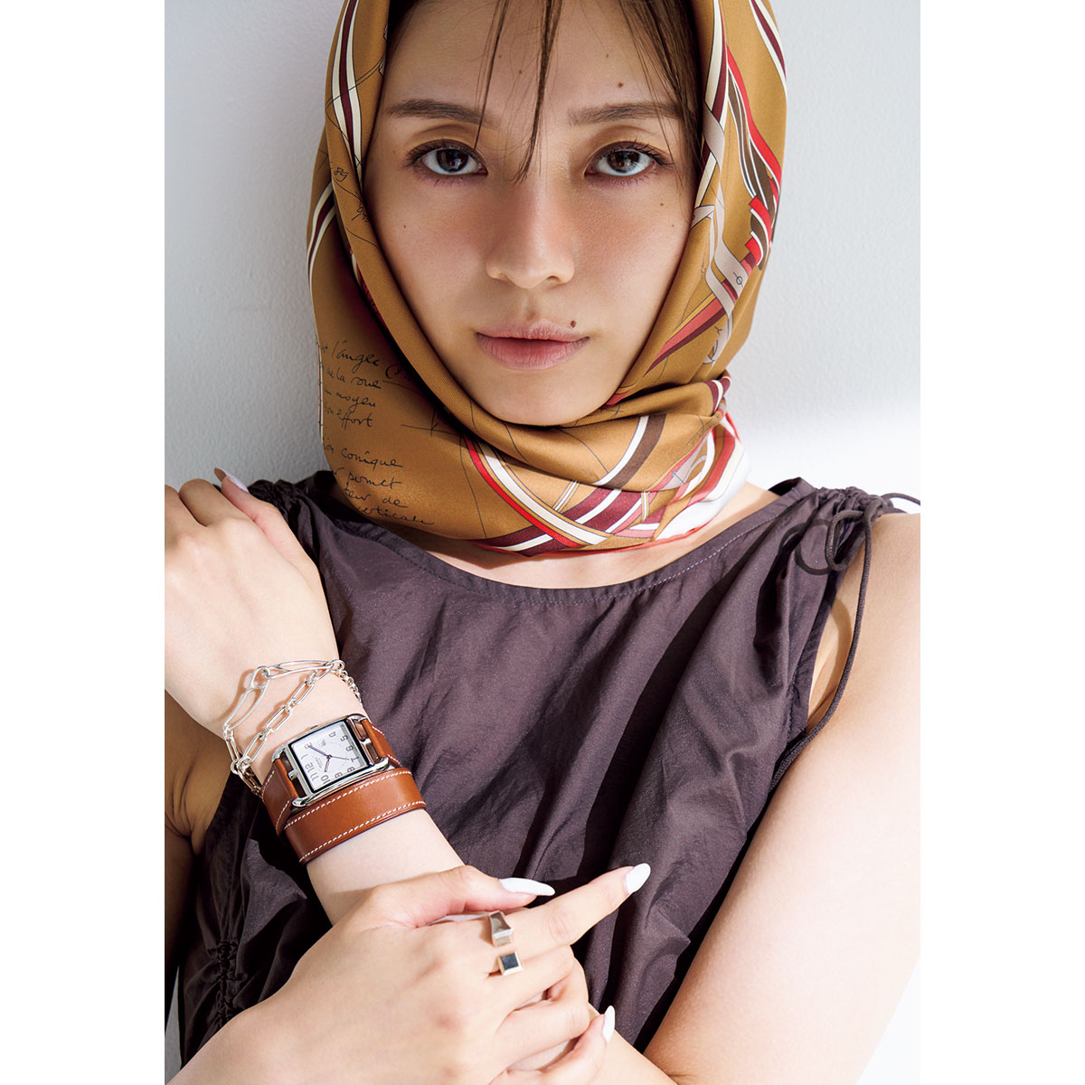HERMES （エルメス）ブラウン編み込みブレスレット 梅澤美波さん】エルメス『憧れウォッチ』が主役のリッチブラウン