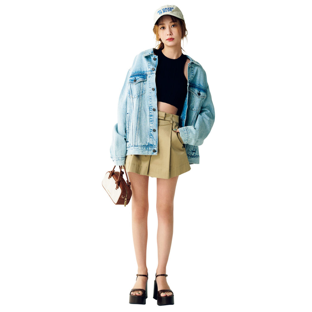 ショートパンツにデニムジャケットのコーデ
