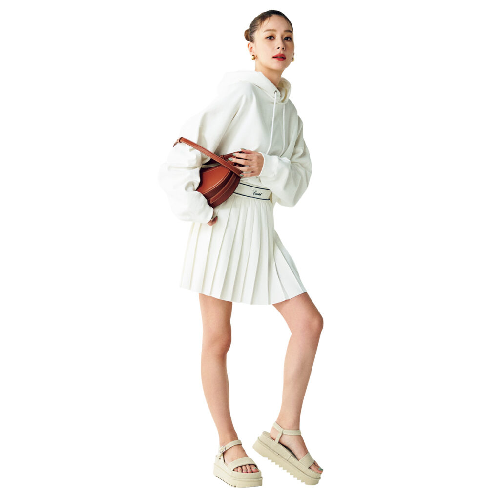 パーカーにプリーツスカートとサンダルのオールホワイトコーデ