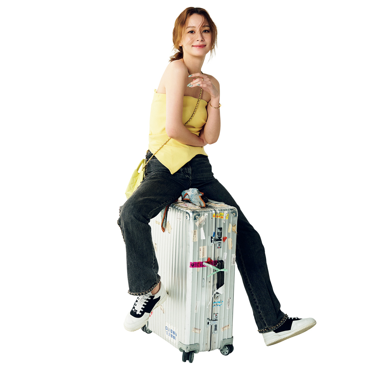 黄色のベアトップにデニムとスニーカーのコーデ