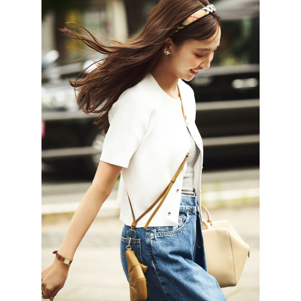 白カーデとデニムにカチューシャのコーデ