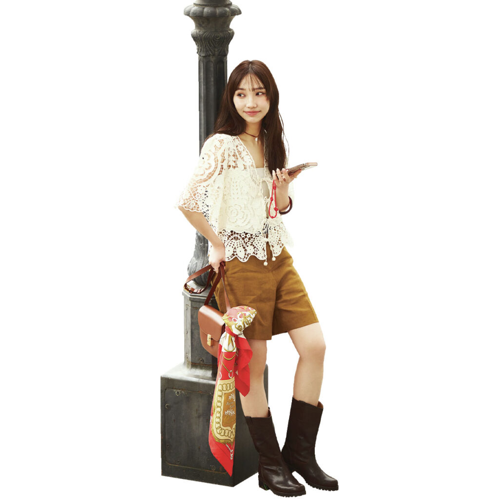 レーストップスとハーパンにウエスタン風ブーツのコーデ