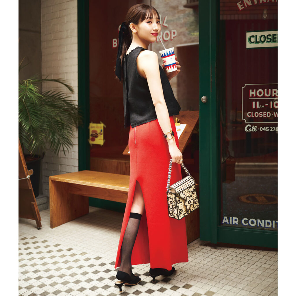 黒ノースリに赤スカートのコーデ