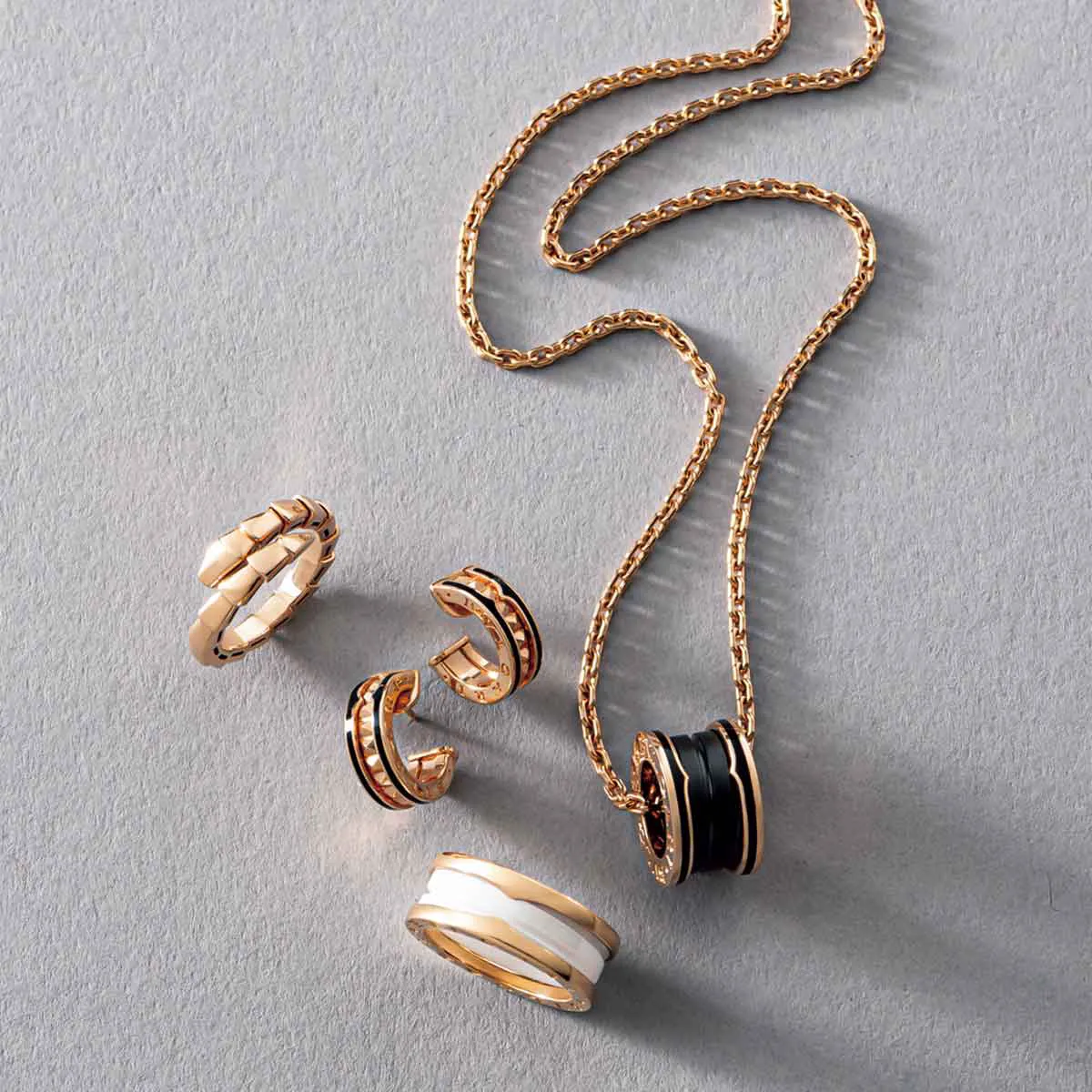 ブルガリのジュエリー4点。左からリング、ピアス、リング、ネックレス