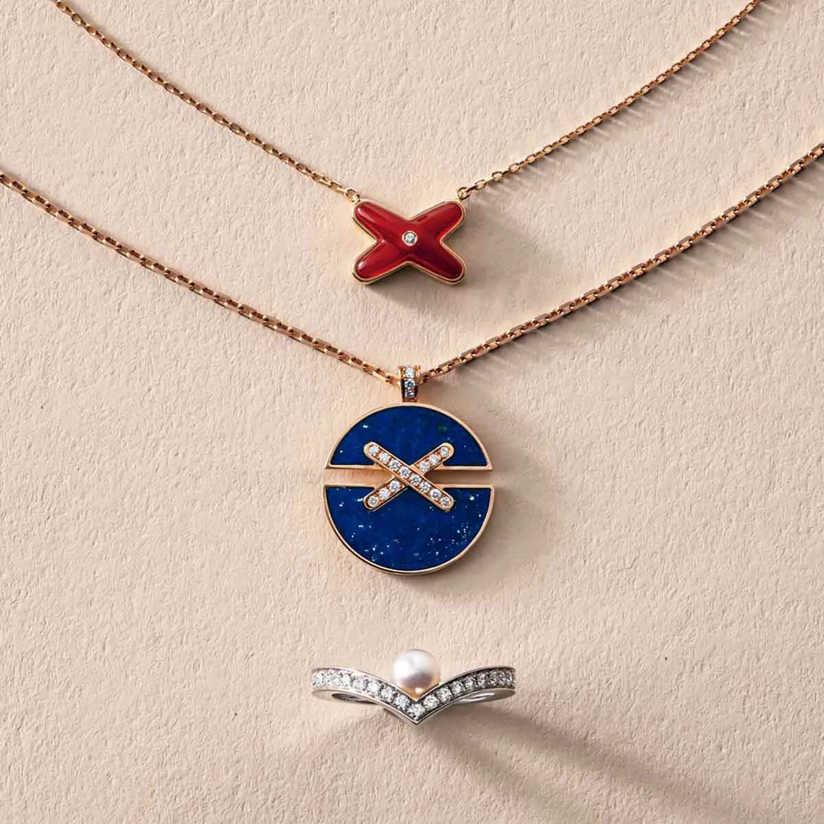 ショーメのジュエリー3点。上からリアンネックレス2点、ジョゼフィーヌリング1点