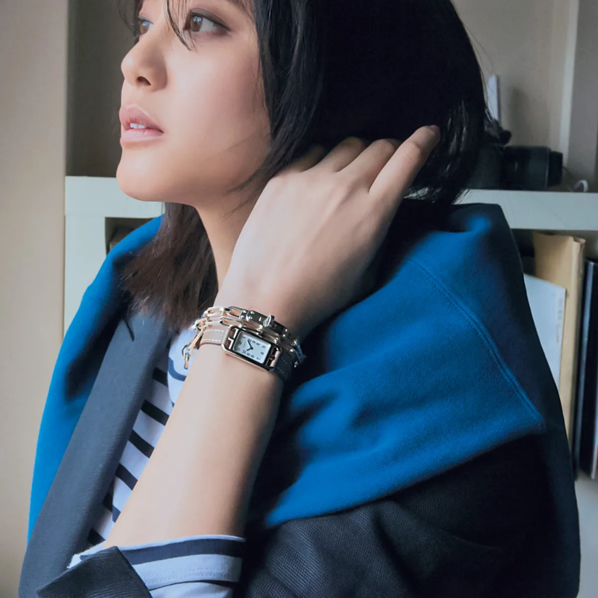 エルメスのブレスレットと時計をつけた女性