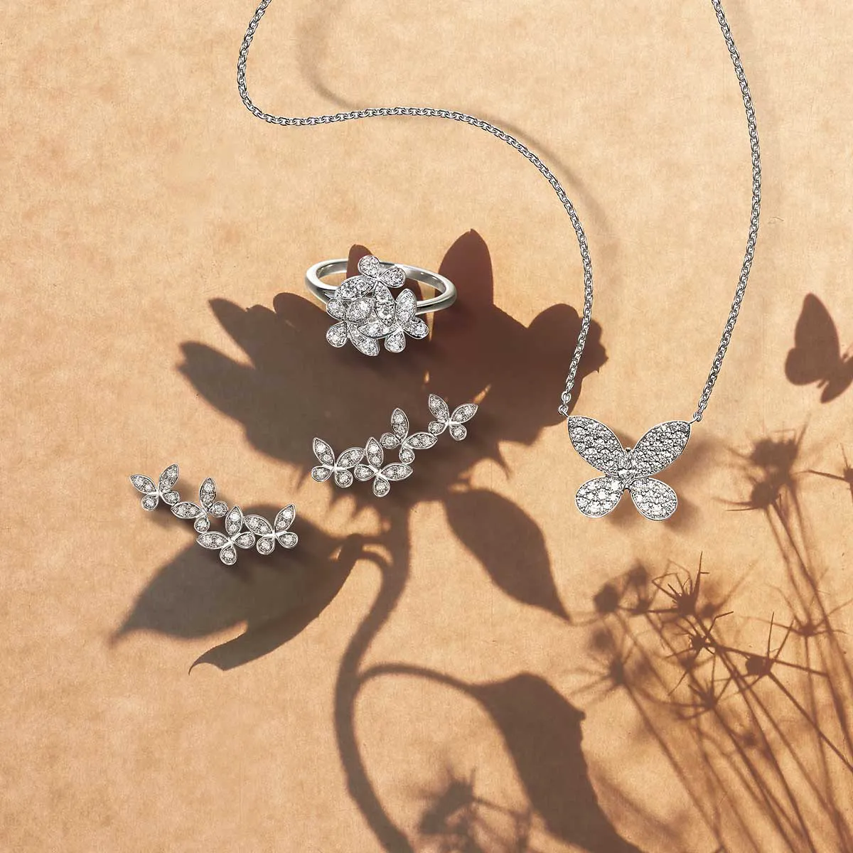 グラフのバタフライジュエリー3点。右上からペンダントネックレス、リング、ピアス