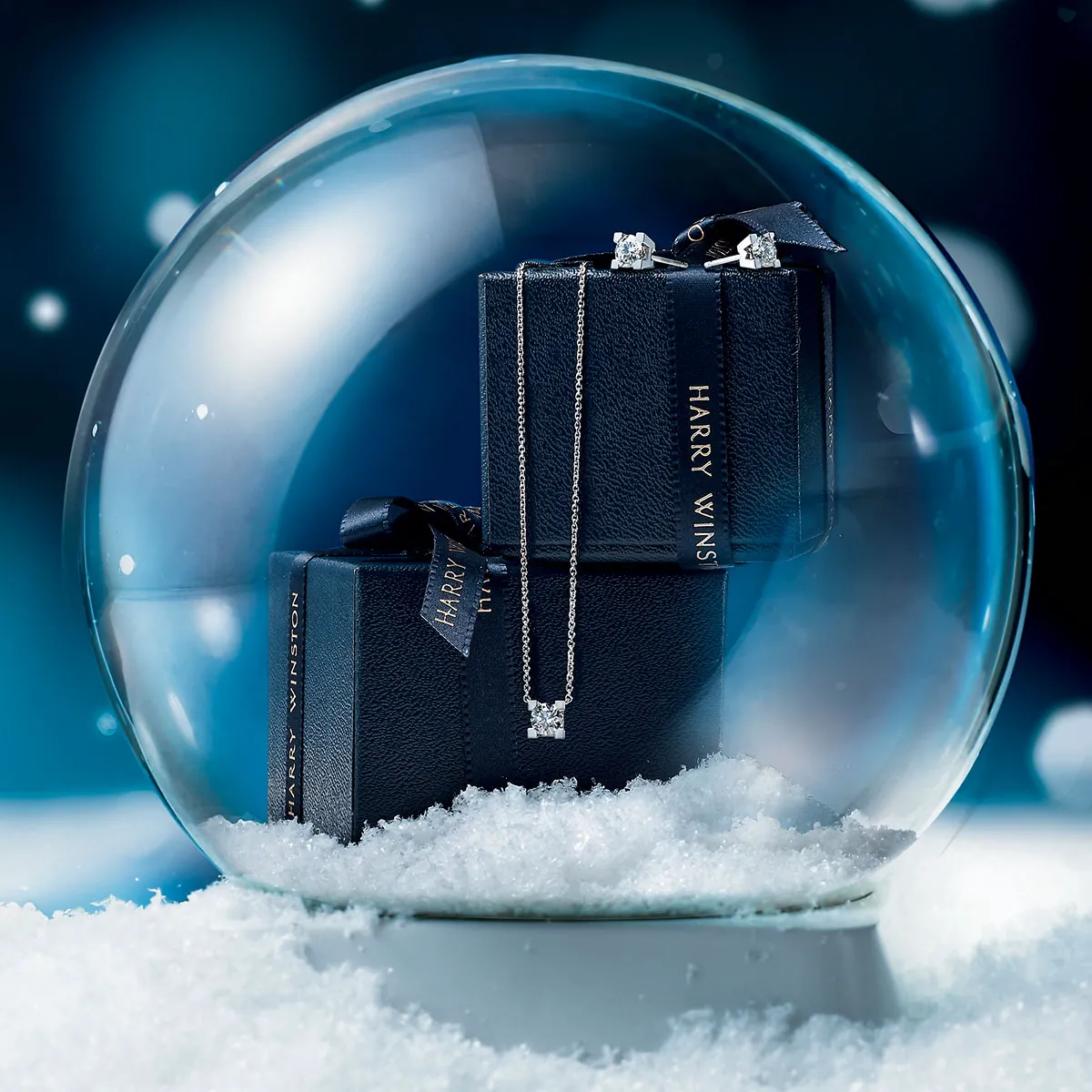 ハリー・ウィンストンのジュエリー2点。上から、ピアス、ネックレス