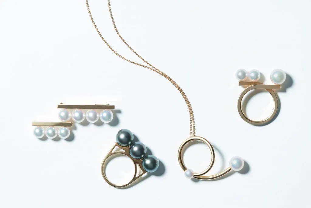 TASAKIのジュエリー4点。右から、パールリング、ペンダントネックレス、ブラックパールリング、パールのブローチ