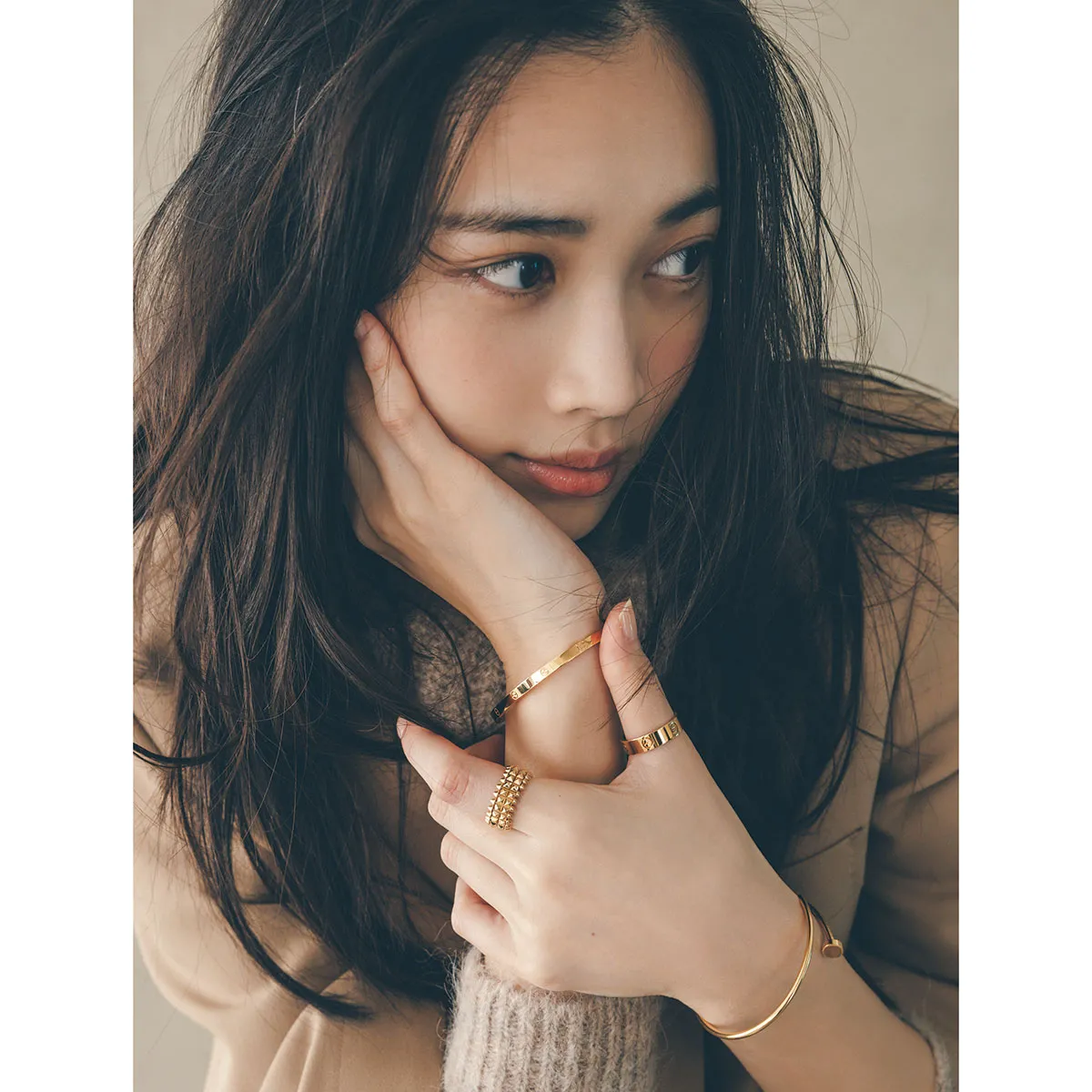 カルティエのブレスレットとリングをつけた女性