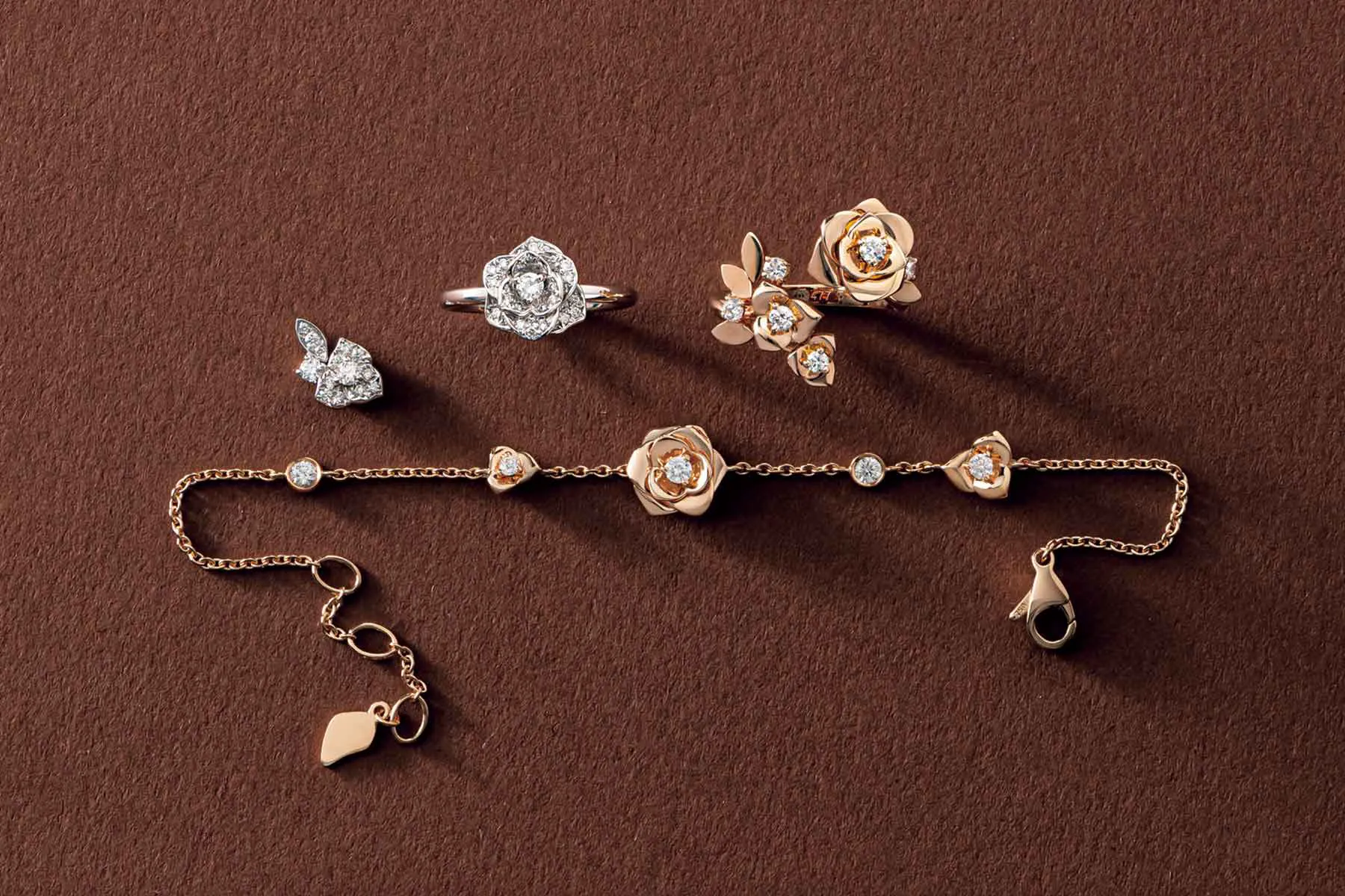 ピアジェのジュエリー4点。上から、リング2点、シングルピアス、ブレスレット