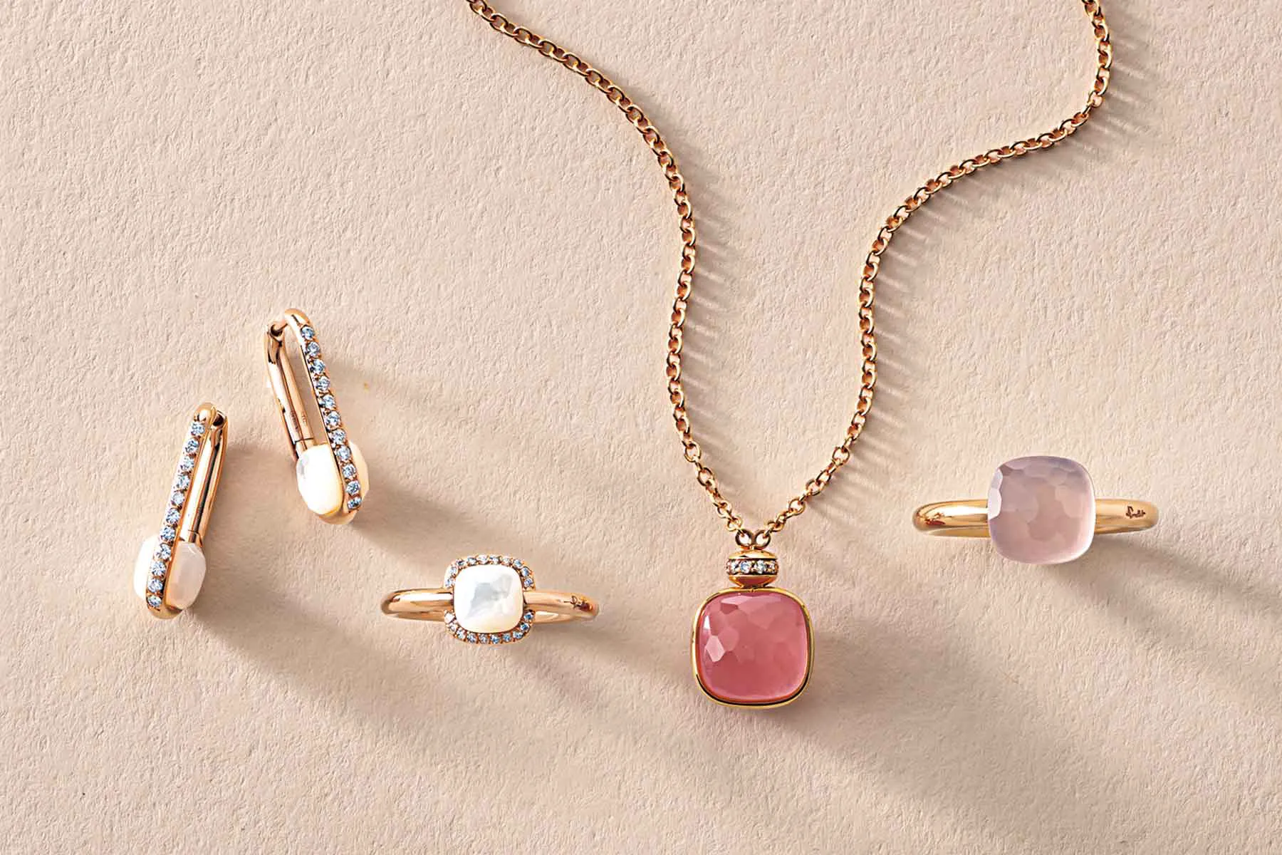 ポメラートのジュエリー4点。右から、リング、ネックレス、リング、ピアス